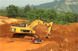 Tuyên Quang: Đường bị cày nát vì khai thác quặng